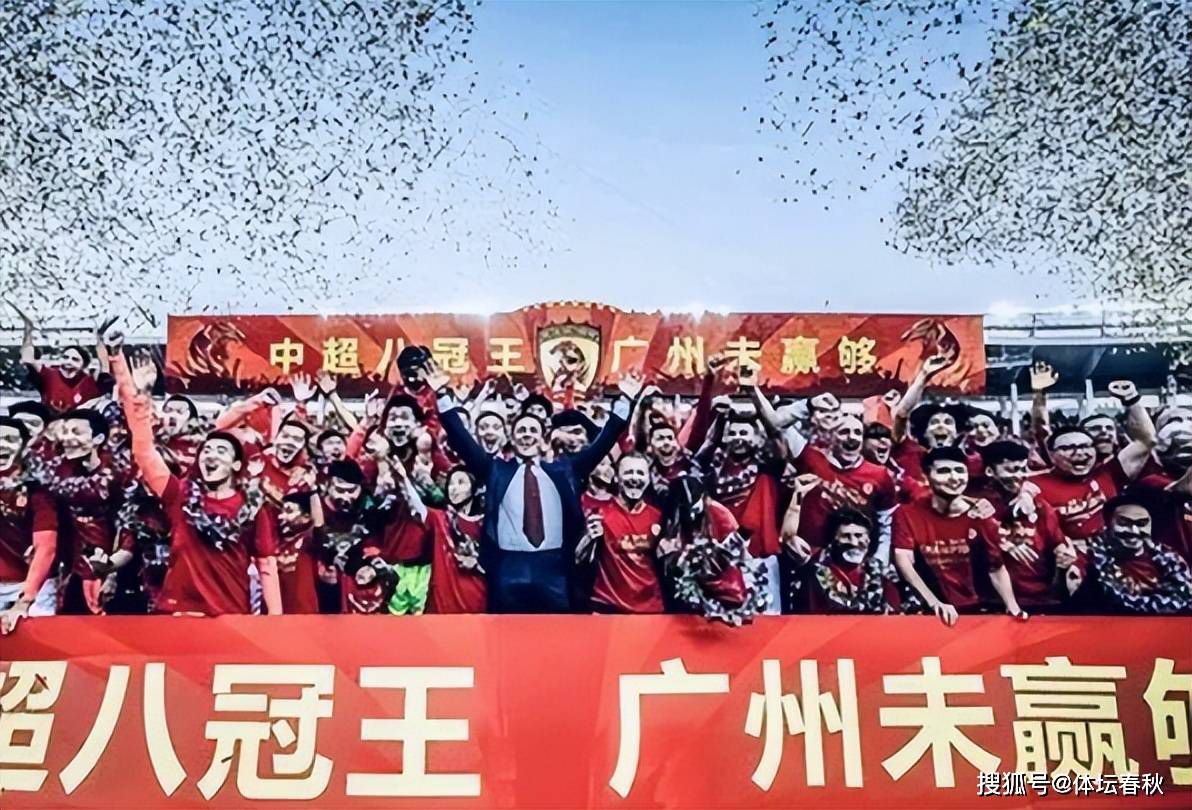 那人一手捧着书卷，另一手抚着胡须，看到动情之处，还不时摇头晃脑几下。